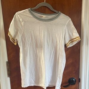 Hem & Thread women’s T-shirt with cute details. Small.